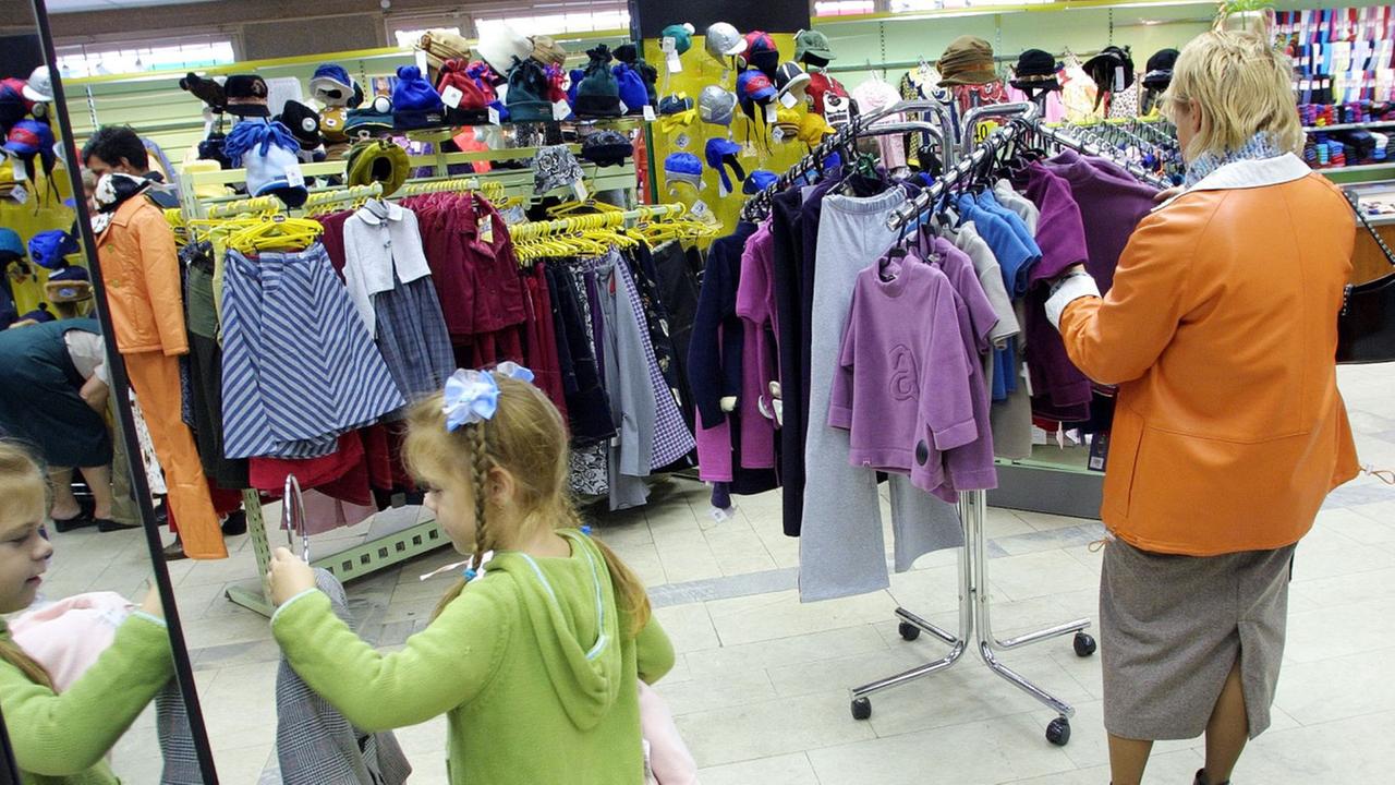 Eine Mutter sucht Kleidung für ihr Kind im "Children's World Department Store" in Moskau. Eine Mutter sucht Kleidung für ihr Kind im "Children's World Department Store" in Moskau.