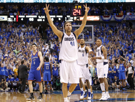 Dirk Nowitzki jubelt nach einem gelungenen Dreipunktewurf im NBA-Finalspiel seiner it den Dallas Mavericks gegen Oklahoma City Thunder. Dirk Nowitzki jubelt nach einem gelungenen Dreipunktewurf im NBA-Finalspiel seiner it den Dallas Mavericks gegen Oklahoma City Thunder.