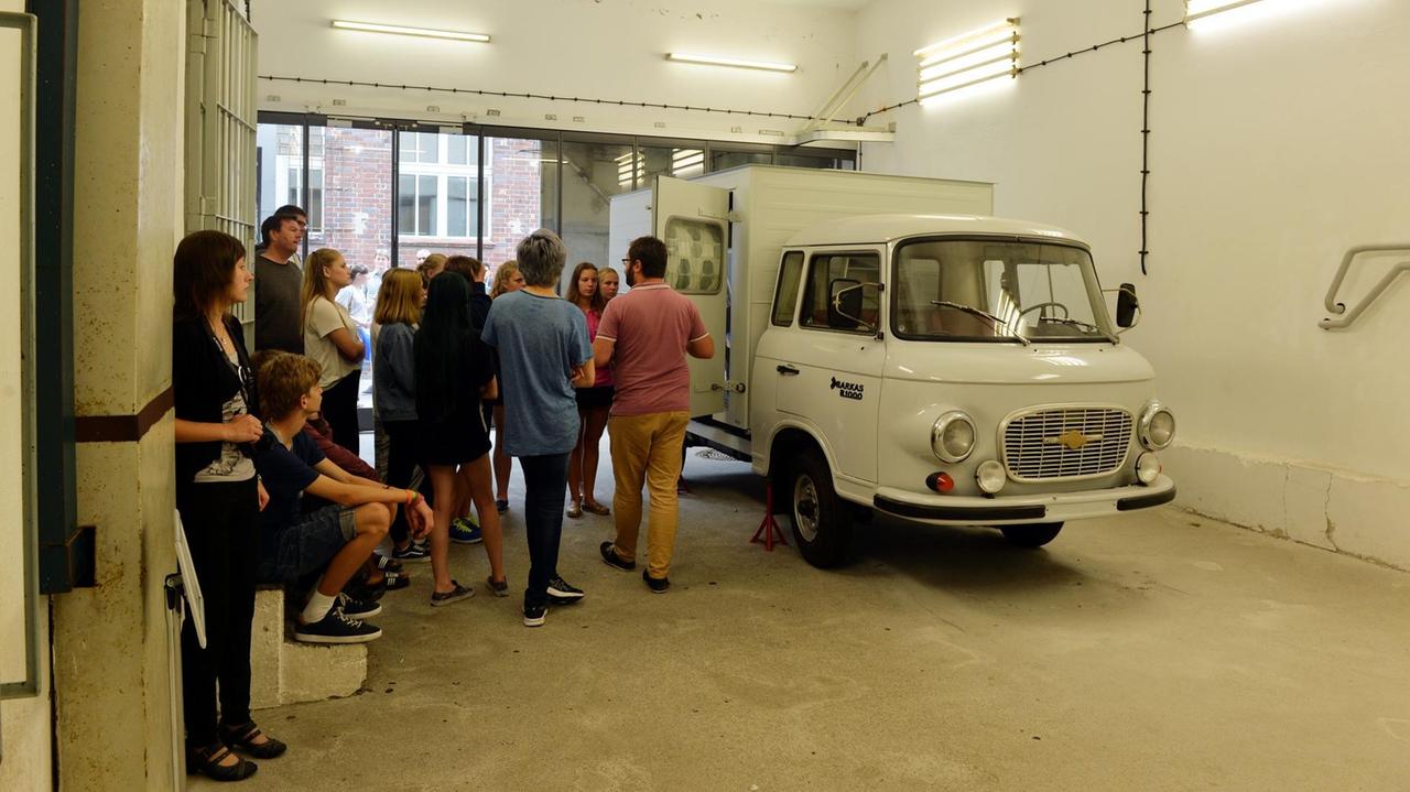 Eine Besuchergruppe schaut sich in der Stasigefängnis-Gedenkstätte Berlin-Hohenschönhausen einen Transportwagen für Gefangene an. Eine Besuchergruppe schaut sich in der Stasigefängnis-Gedenkstätte Berlin-Hohenschönhausen einen Transportwagen für Gefangene an.