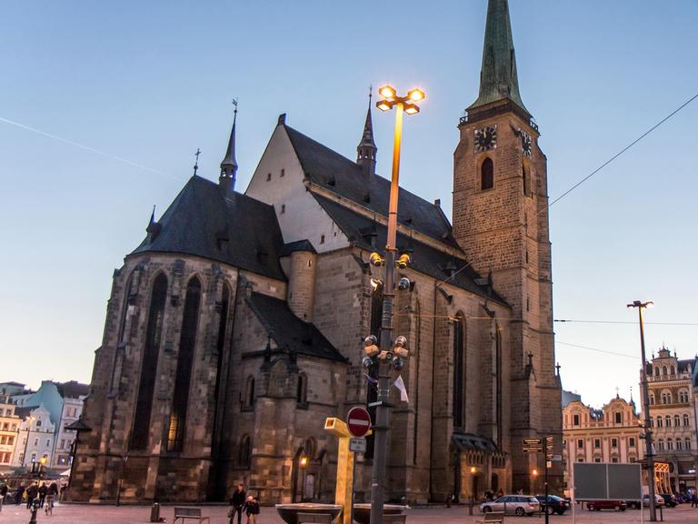 St. Bartholomäus-Kathedrale auf dem Hauptmarkt in Pilsen.