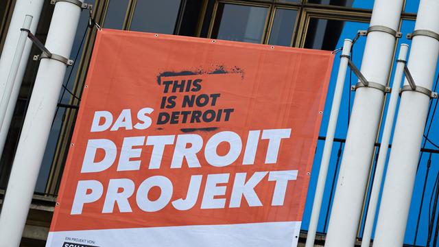 Ein Banner wirbt am Schauspielhaus in Bochum (Nordrhein-Westfalen) für das "Detroit-Projekt". Im Rahmen des Projekts thematisieren Kunst- und Kulturprojekte in der Stadt, was das Ende der Opel-Produktion für die Stadt und die Menschen bedeutet.