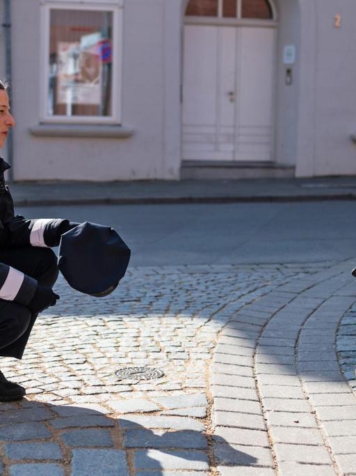 Eine Kontaktbeamtin der Polizei spricht am 27.03.2020 in Lüneburg mit einer Mutter uns ihrer Tochter