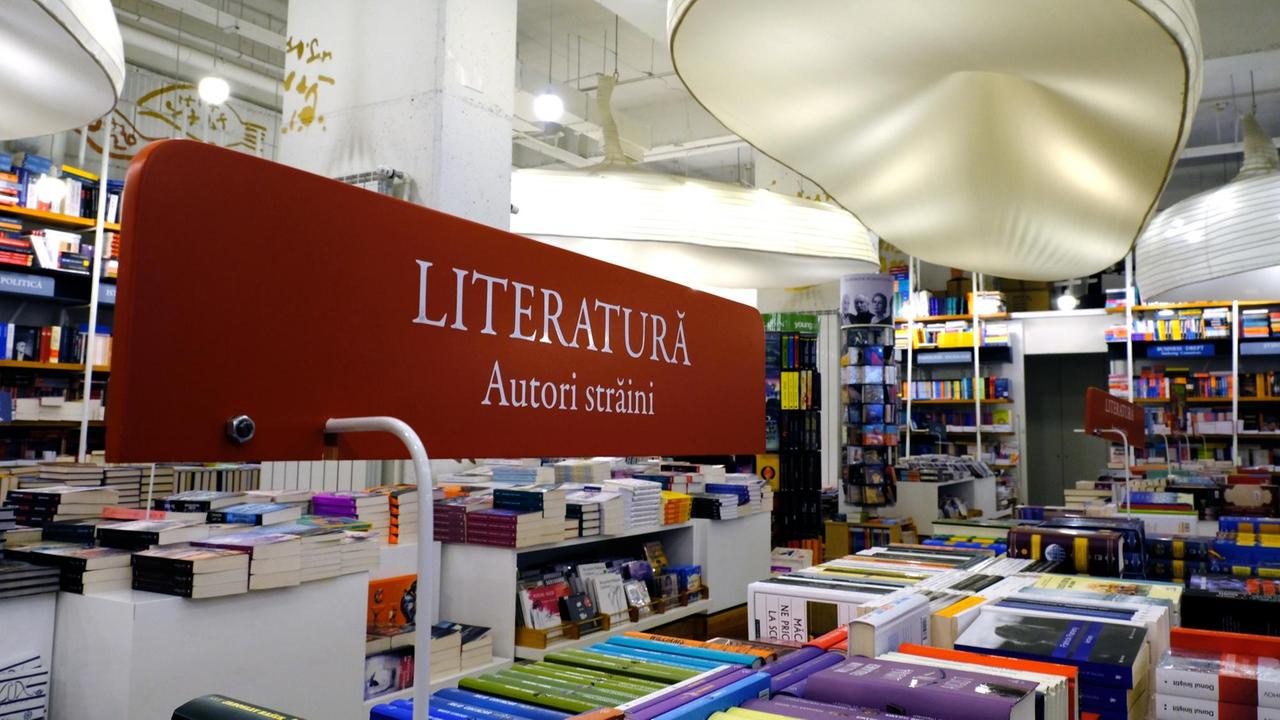 Ein Schild in einer Filiale der Buchhandlung Humanitas mit der Aufschrift "Literatura" preist Bücher ausländischer Autoren an.