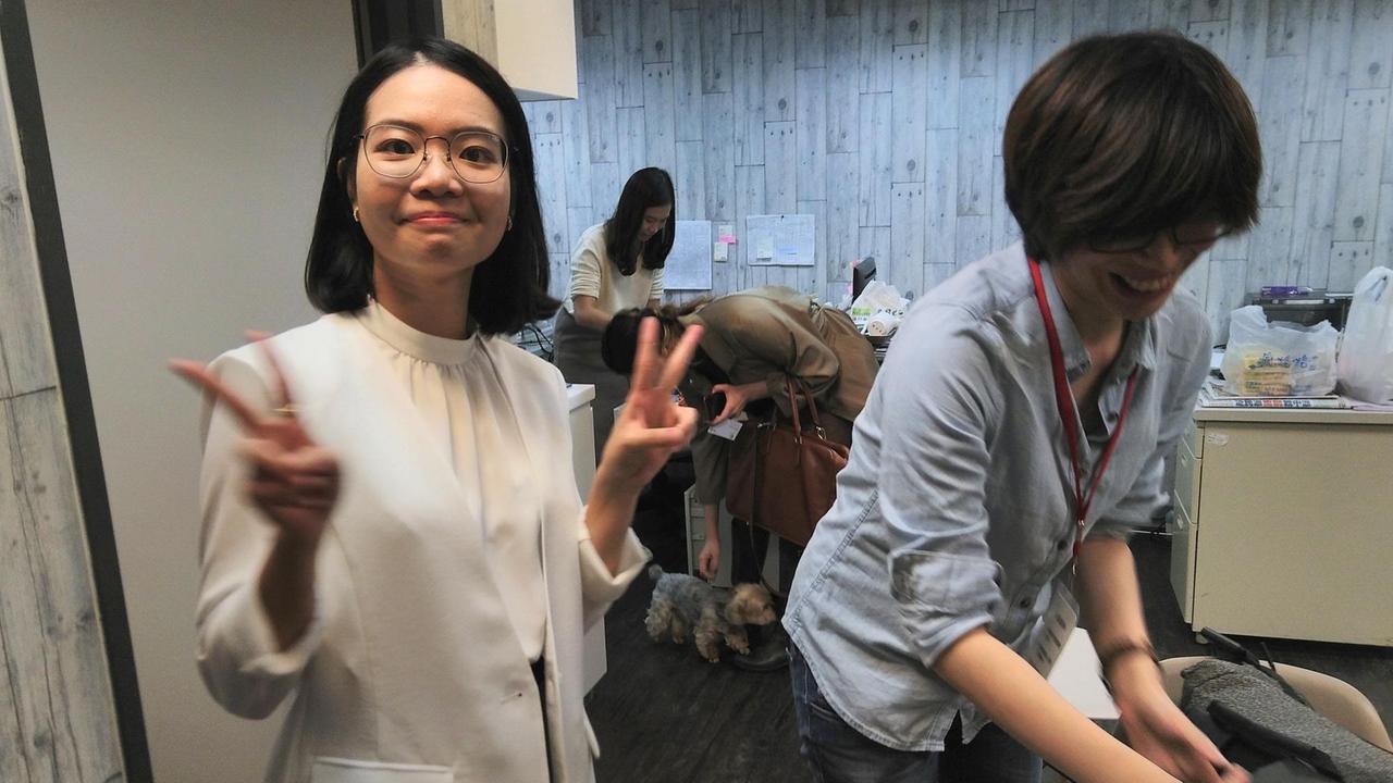 Huang Yu-fen ist mit 29 Jahren die zweitjüngste Abgeordnete im Stadtparlament von Taipeh - hier in ihrem Büro. Sie vertritt die "Partei der neuen Kraft", die für Taiwan die vollständige Unabhängigkeit von der Volksrepublik China anstrebt. Huang Yu-fen ist mit 29 Jahren die zweitjüngste Abgeordnete im Stadtparlament von Taipeh - hier in ihrem Büro. Sie vertritt die "Partei der neuen Kraft", die für Taiwan die vollständige Unabhängigkeit von der Volksrepublik China anstrebt.