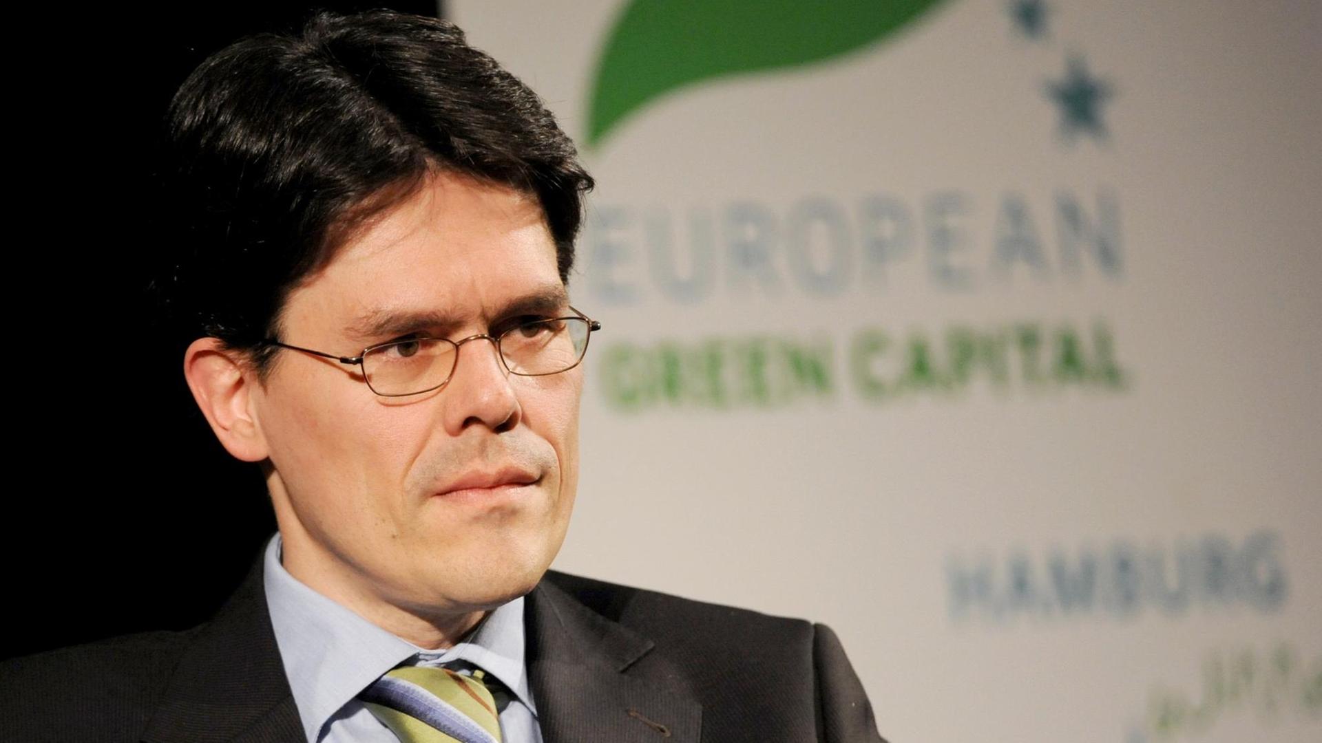 Der Themenfeldleiter des Hamburgischen WeltWirtschaftsinstituts (HWWI), Sven Schulze, spricht am Montag (12.12.2011) in Hamburg im Rathaus bei der Zeit Konferenz im ersten Plenum zum Thema "Umwelt schafft Arbeit". Der Themenfeldleiter des Hamburgischen WeltWirtschaftsinstituts (HWWI), Sven Schulze, spricht am Montag (12.12.2011) in Hamburg im Rathaus bei der Zeit Konferenz im ersten Plenum zum Thema "Umwelt schafft Arbeit".