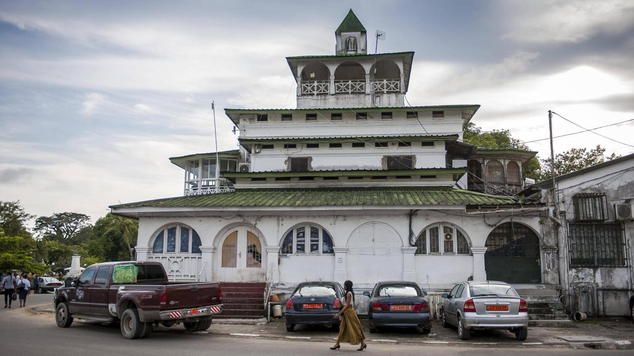 Der heruntergekommene alte Palast von König Douala Manga Bell an einer Straßenecke in der Region Douala in Kamerun. Der heruntergekommene alte Palast von König Douala Manga Bell an einer Straßenecke in der Region Douala in Kamerun.
