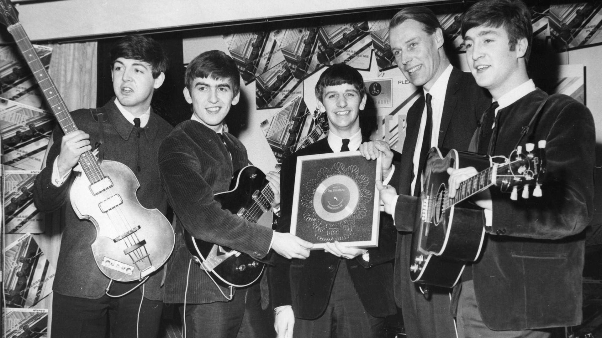 Zu sehen sind Paul McCartney, George, Harrison, Ringo Starr, George Martin und John Lennon im Jahr 1963