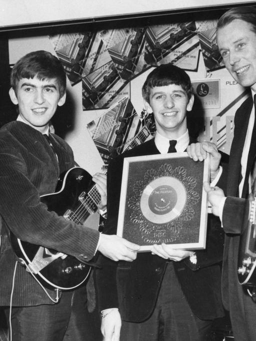 Zu sehen sind Paul McCartney, George, Harrison, Ringo Starr, George Martin und John Lennon im Jahr 1963