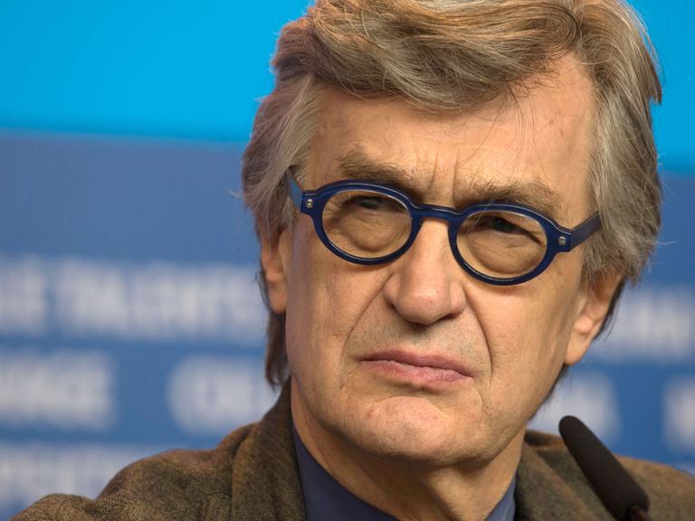 Der Regisseur Wim Wenders am 10.02.2015 in Berlin während der 65. Internationalen Filmfestspiele auf der Pressekonferenz zu seinem Film "Every Thing Will Be Fine". Der Film läuft im Wettbewerb der Berlinale außer Konkurrenz.