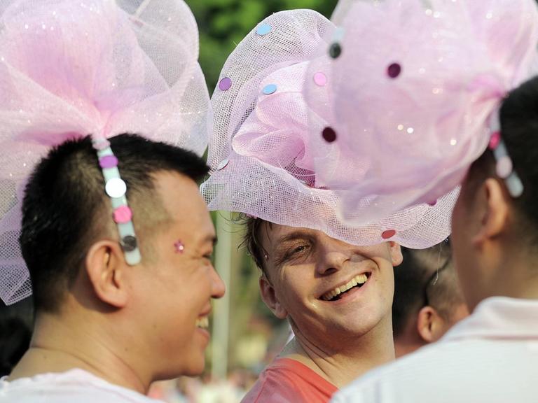 Homosexuelle Teilnehmer bei einer "Pink Dot" Demonstration in Singapur mit rosa Tüll auf dem Kopf, um die LGBT Bewegung zu unterstützen, Juni 2013.