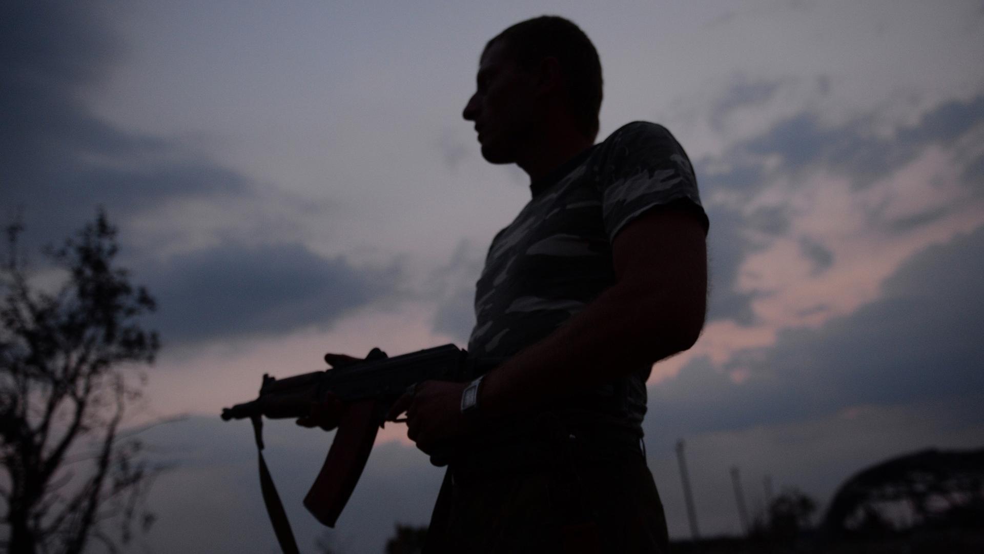Ein Milizionär der selbsternannten "Volksrepublik Lugansk" steht an einem Grenzübergang zu Russland.