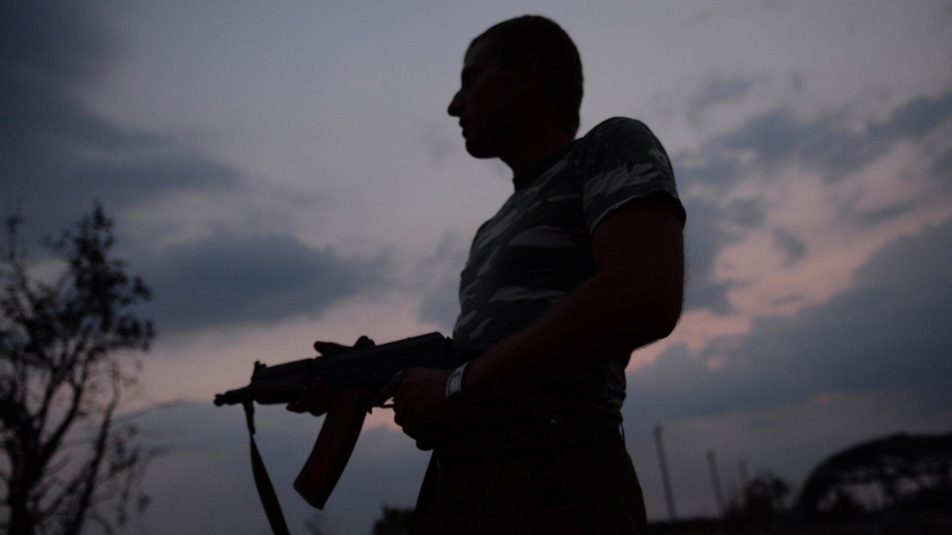 Ein Milizionär der selbsternannten "Volksrepublik Lugansk" steht an einem Grenzübergang zu Russland. Ein Milizionär der selbsternannten "Volksrepublik Lugansk" steht an einem Grenzübergang zu Russland.