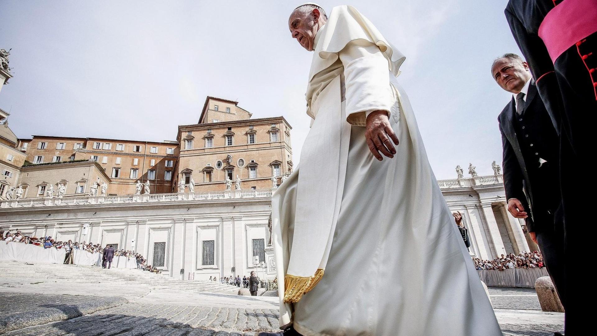 Papst Franziskus läuft über den Petersplatz in Rom Papst Franziskus läuft über den Petersplatz in Rom