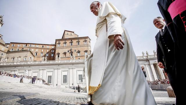 Papst Franziskus läuft über den Petersplatz in Rom