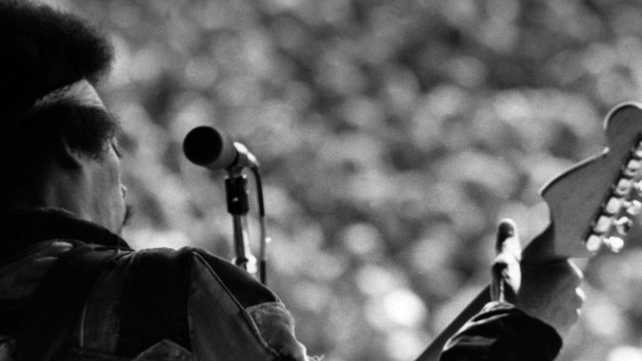 Der amerikanische Gitarrist Jimi Hendrix tritt am letzten Tag (06.09.1970) des dreitägigen Pop-Festival "Love and Peace" auf der Ostseeinsel Fehmarn auf. Es war sein letzter Konzert-Auftritt. Hendrix starb am 18.09.1970 in London im Alter von 27 Jahren. Der amerikanische Gitarrist Jimi Hendrix tritt am letzten Tag (06.09.1970) des dreitägigen Pop-Festival "Love and Peace" auf der Ostseeinsel Fehmarn auf. Es war sein letzter Konzert-Auftritt. Hendrix starb am 18.09.1970 in London im Alter von 27 Jahren.