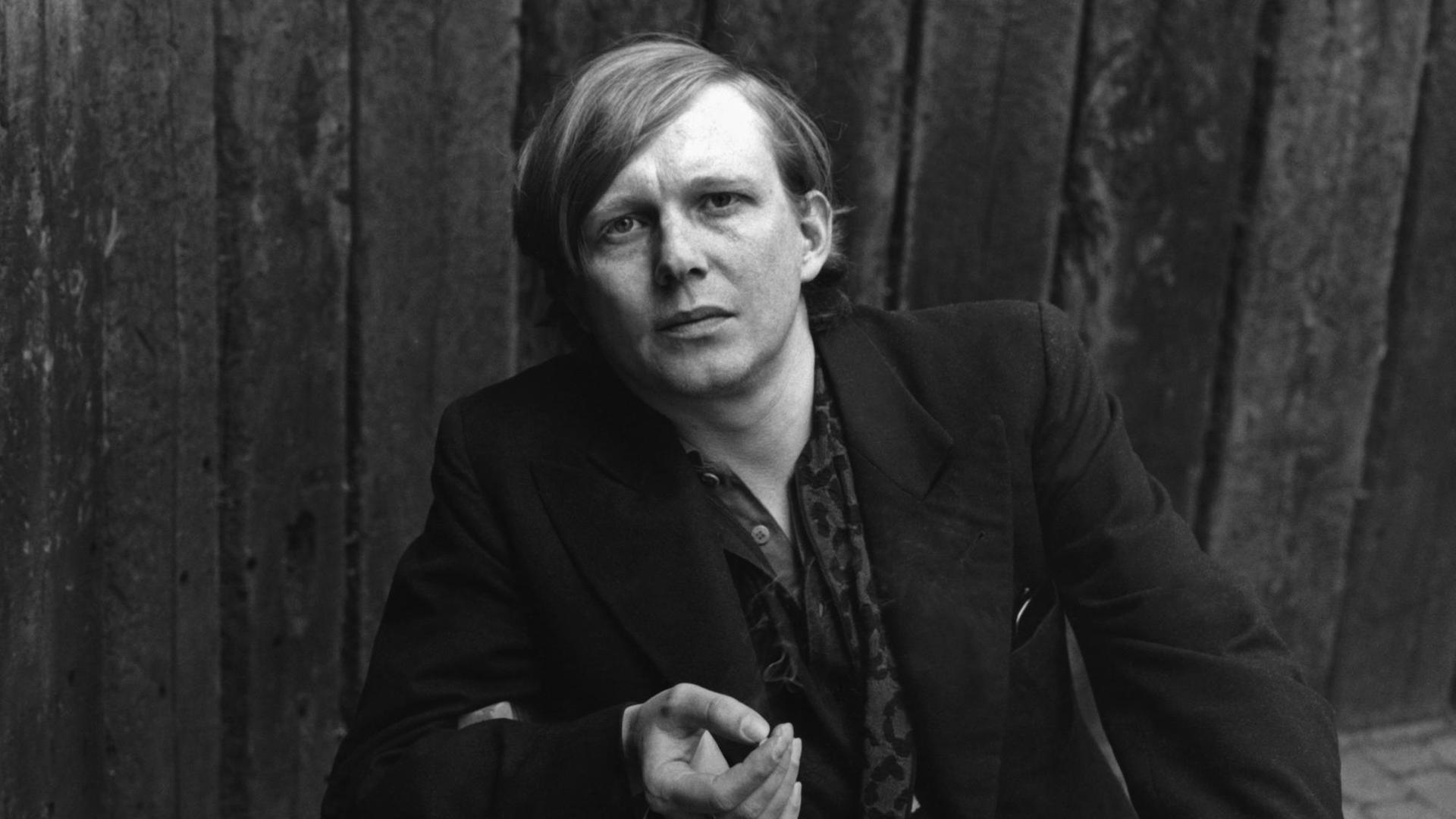 Der deutsche Schriftsteller Thomas Kling im Mai 1993 in einer schwarz-weiß Aufnahme. Der deutsche Schriftsteller Thomas Kling im Mai 1993 in einer schwarz-weiß Aufnahme.