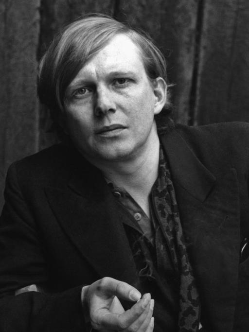 Der deutsche Schriftsteller Thomas Kling im Mai 1993 in einer schwarz-weiß Aufnahme.