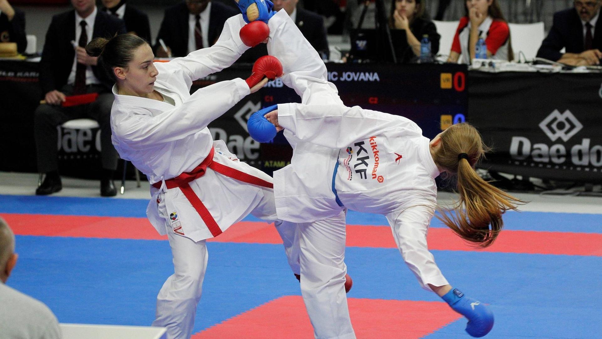 Die Serbin Jovana Prekoviz kämpft gegen Adelina Rama aus dem Kosovo während der Weltmeisterschaft in Madrid.