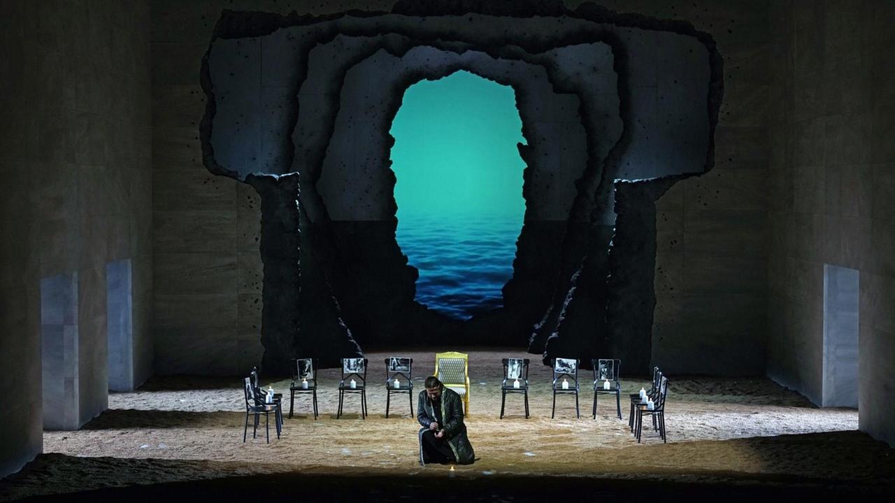 Mirko Roschkowski in der Rolle des Idomeneo kniet auf dem Boden, hinter ihm sind Stühle mit Kerzen zu sehen Mirko Roschkowski in der Rolle des Idomeneo kniet auf dem Boden, hinter ihm sind Stühle mit Kerzen zu sehen