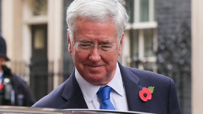 Der inzwischen zurückgetretene britische Verteidigungsminister Sir Michael Fallon von den konservativen Tories verlässt am 31. Oktober 2017 No 10 Downing Street nach dem wöchentlichen Kabinettstreffen. Der inzwischen zurückgetretene britische Verteidigungsminister Sir Michael Fallon von den konservativen Tories verlässt am 31. Oktober 2017 No 10 Downing Street nach dem wöchentlichen Kabinettstreffen.
