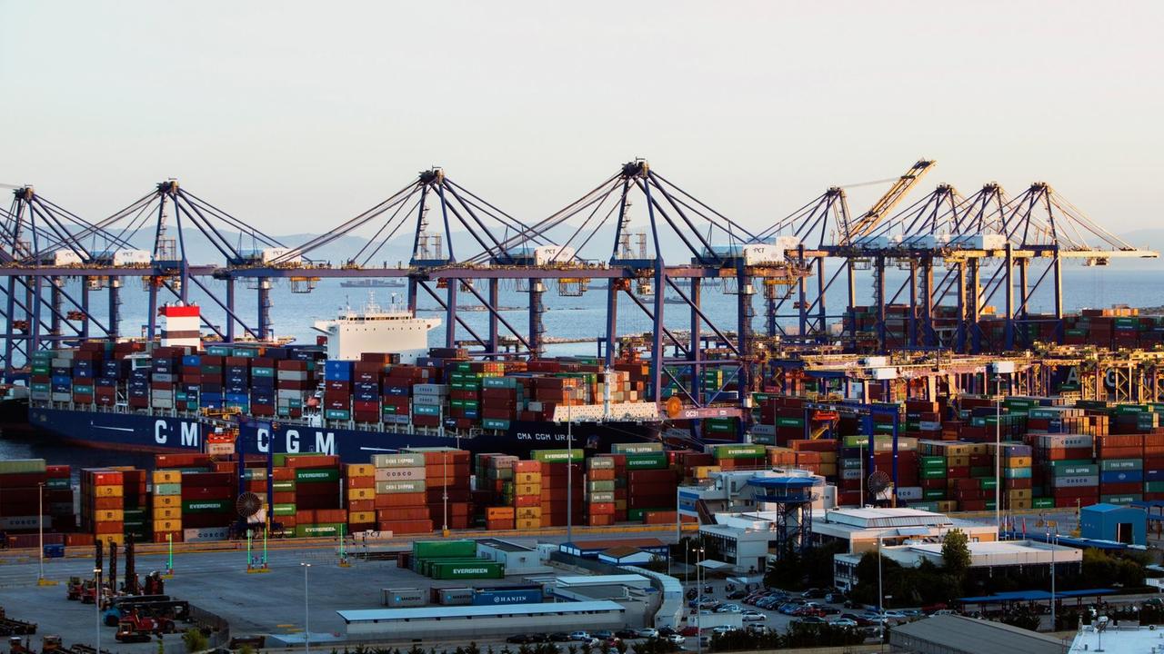 In Hafen von Piräus stapeln sich Container In Hafen von Piräus stapeln sich Container