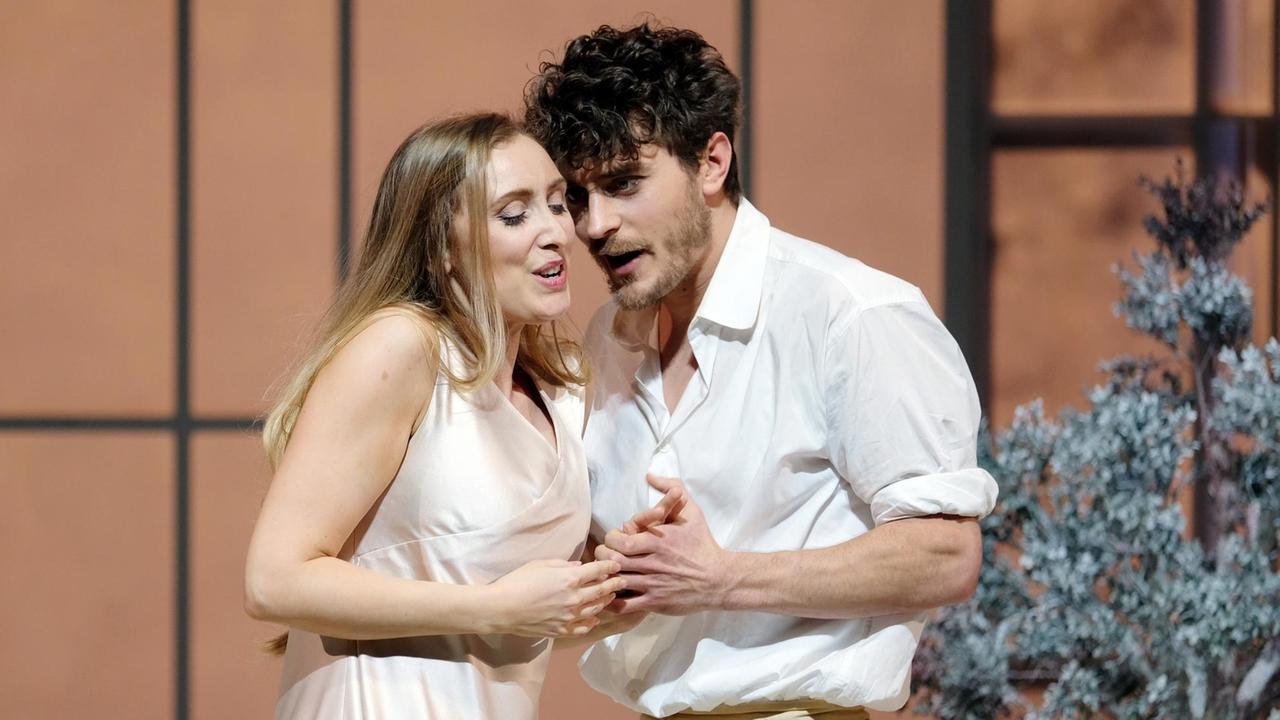 Jakub Józef Orliński als Tolomeo und Louise Kemény als Seleuce in einer Bühnenszene der Oper Tolomeo von Georg Friedrich Händel. Jakub Józef Orliński als Tolomeo und Louise Kemény als Seleuce in einer Bühnenszene der Oper Tolomeo von Georg Friedrich Händel.