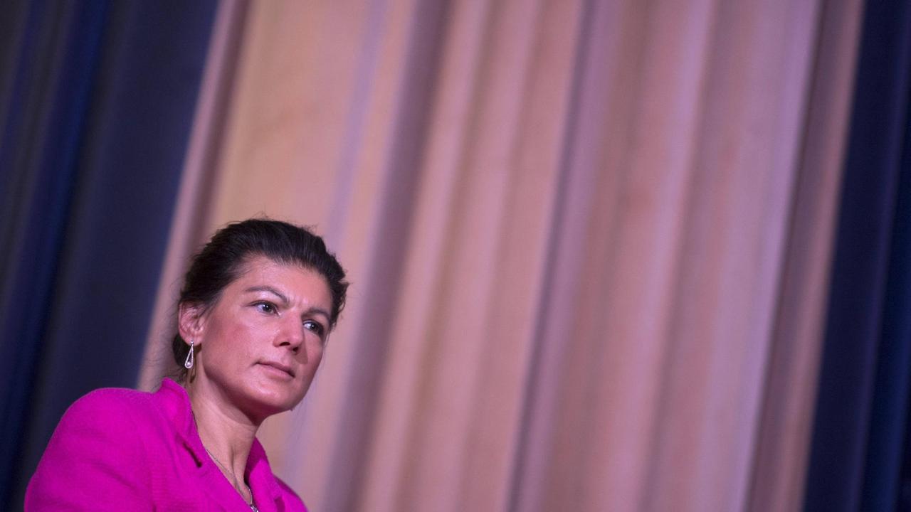 Porträtaufnahme der Linken-Politikerin Sahra Wagenknecht in einer pinkfarbenen Jacke.