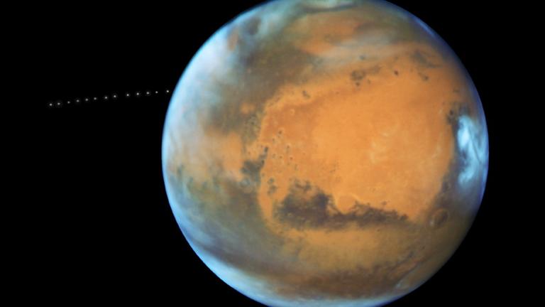 Ferner Nachbar: Mars und sein Mond Phobos (Serienaufnahme), fotografiert vom Hubble-Weltraumteleskop. Der Mars (im Hintergrund der Mond Phobos) zieht in den kommenden Tagen am Stern Antares vorbei. Ferner Nachbar: Mars und sein Mond Phobos (Serienaufnahme), fotografiert vom Hubble-Weltraumteleskop. Der Mars (im Hintergrund der Mond Phobos) zieht in den kommenden Tagen am Stern Antares vorbei.
