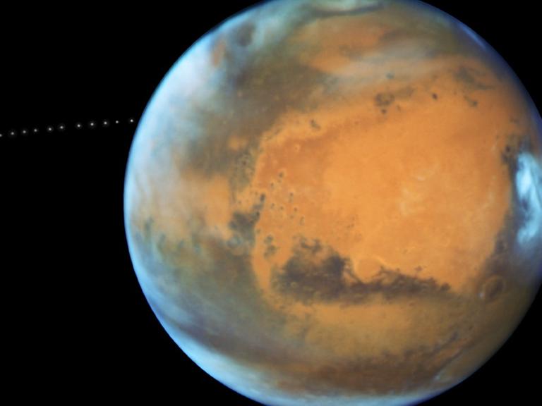Ferner Nachbar: Mars und sein Mond Phobos (Serienaufnahme), fotografiert vom Hubble-Weltraumteleskop. Der Mars (im Hintergrund der Mond Phobos) zieht in den kommenden Tagen am Stern Antares vorbei.