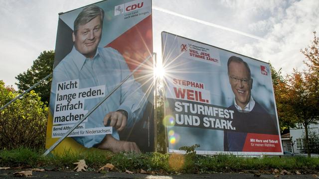 Wahlplakat von Bernd Althusmann (l), dem CDU-Spitzenkandidaten für die Landtagswahl, und eines von Niedersachsens Ministerpräsident Stephan Weil (SPD)