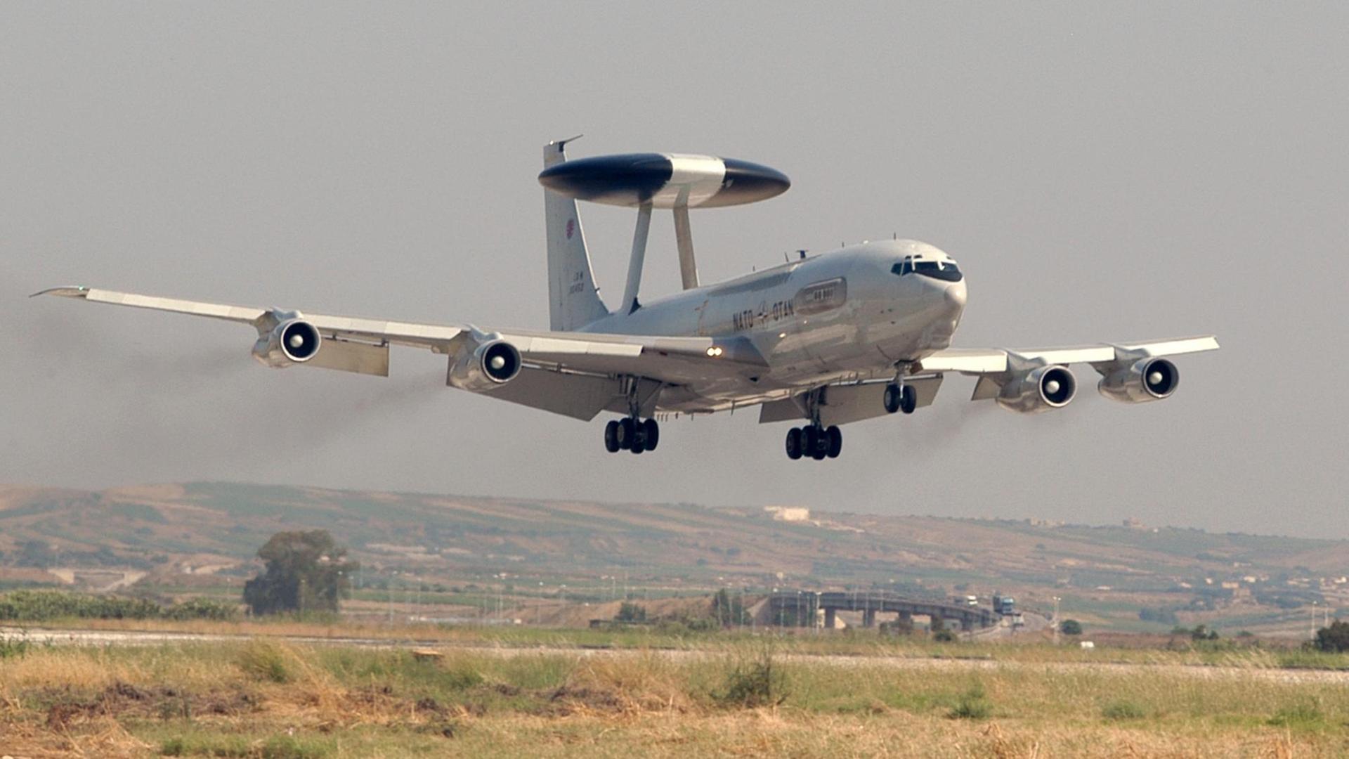 Ein Handout der Nato zeigt ein Awacs-Aufklärungsflugzeug auf dem Flughafen des vorgeschobenen Militärstützpunkts in Konya. Ein Handout der Nato zeigt ein Awacs-Aufklärungsflugzeug auf dem Flughafen des vorgeschobenen Militärstützpunkts in Konya.
