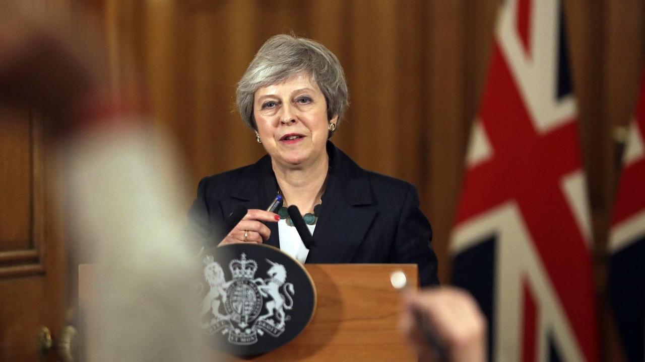 Die britische Premierministerin Theresa May äußert sich am 15.11.2018 auf einer Pressekonferenz in London zum Brexit-Vertragsentwurf. 

