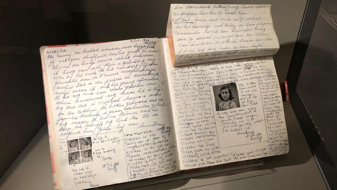 Ein Faksimile von Anne Franks berühmten Tagebuch liegt in einer Vitrine