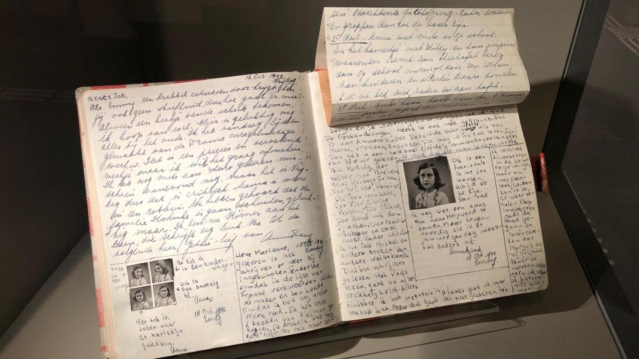Ein Faksimile von Anne Franks berühmten Tagebuch liegt in einer Vitrine Ein Faksimile von Anne Franks berühmten Tagebuch liegt in einer Vitrine