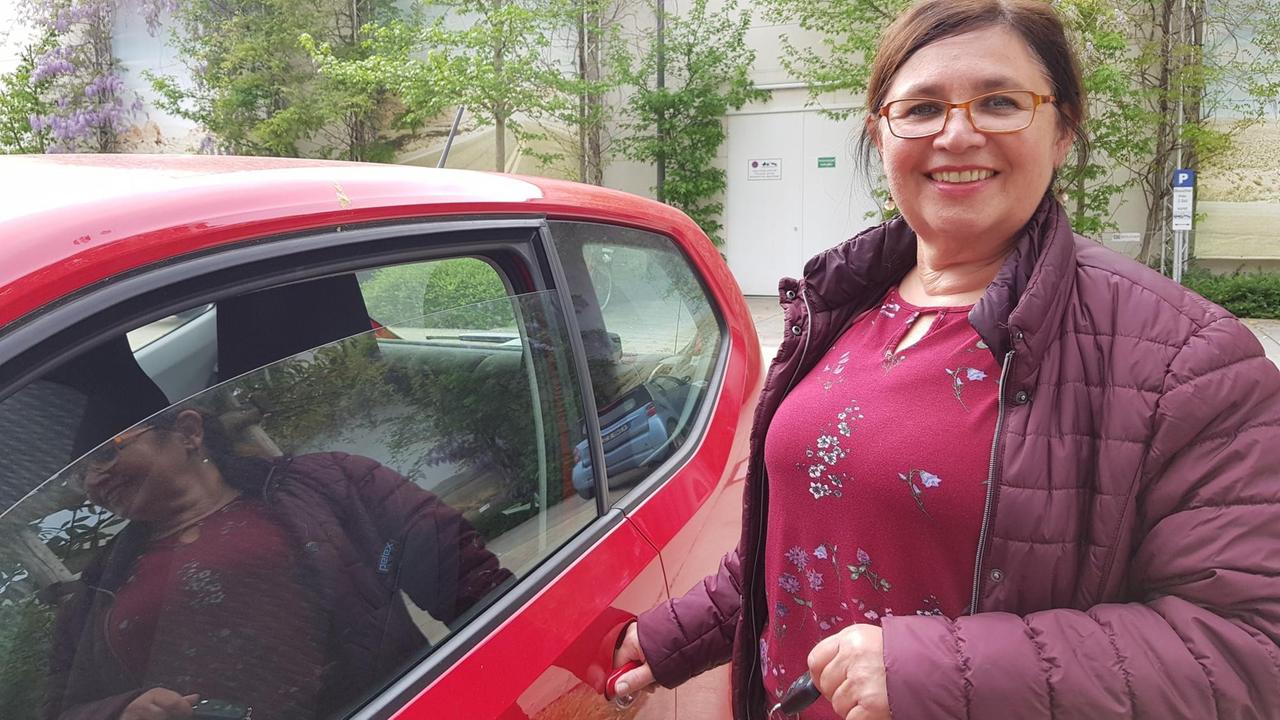 Klara Kremmelbein steht vor ihrem Auto Klara Kremmelbein steht vor ihrem Auto