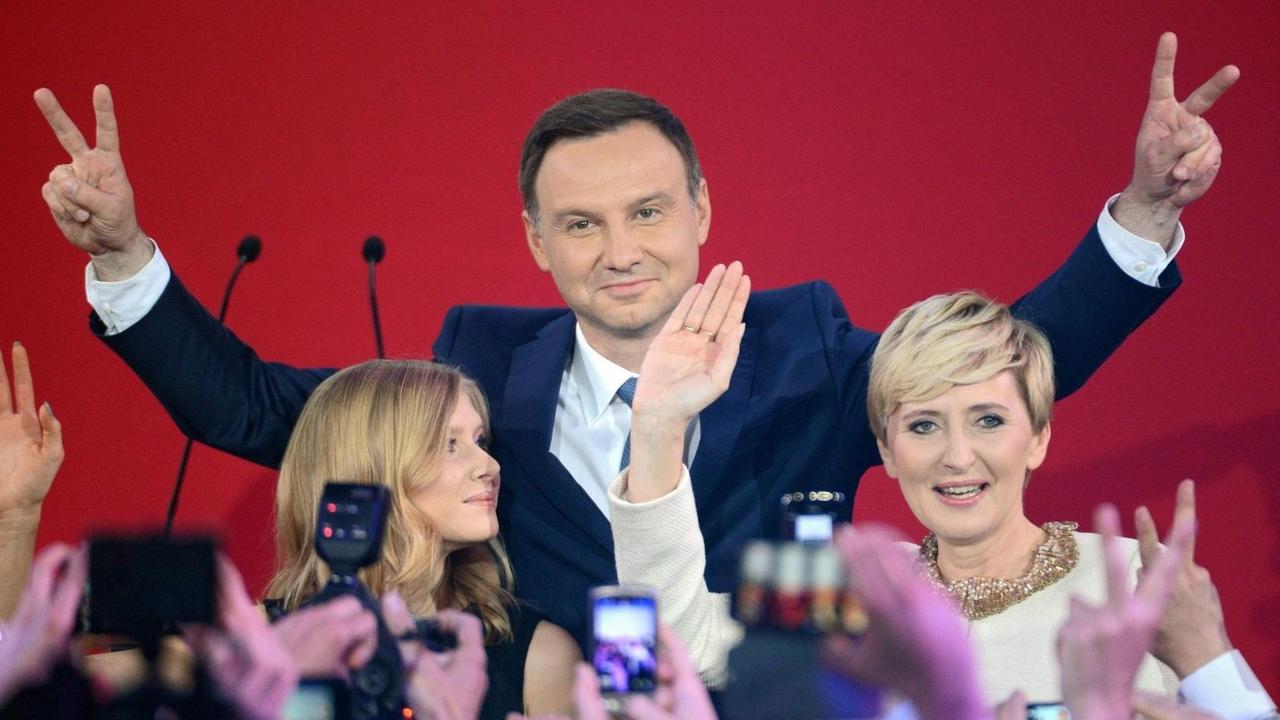 Der nationalkonservative polnische Politiker Duda zeigt bei einer Wahlparty das Victory-Zeichen Der nationalkonservative polnische Politiker Duda zeigt bei einer Wahlparty das Victory-Zeichen