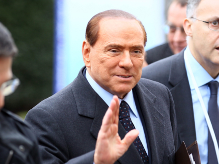 Begrüßung oder Abschied? Silvio Berlusconi, verurteilter Ex-Ministerpräsident Italiens Begrüßung oder Abschied? Silvio Berlusconi, verurteilter Ex-Ministerpräsident Italiens