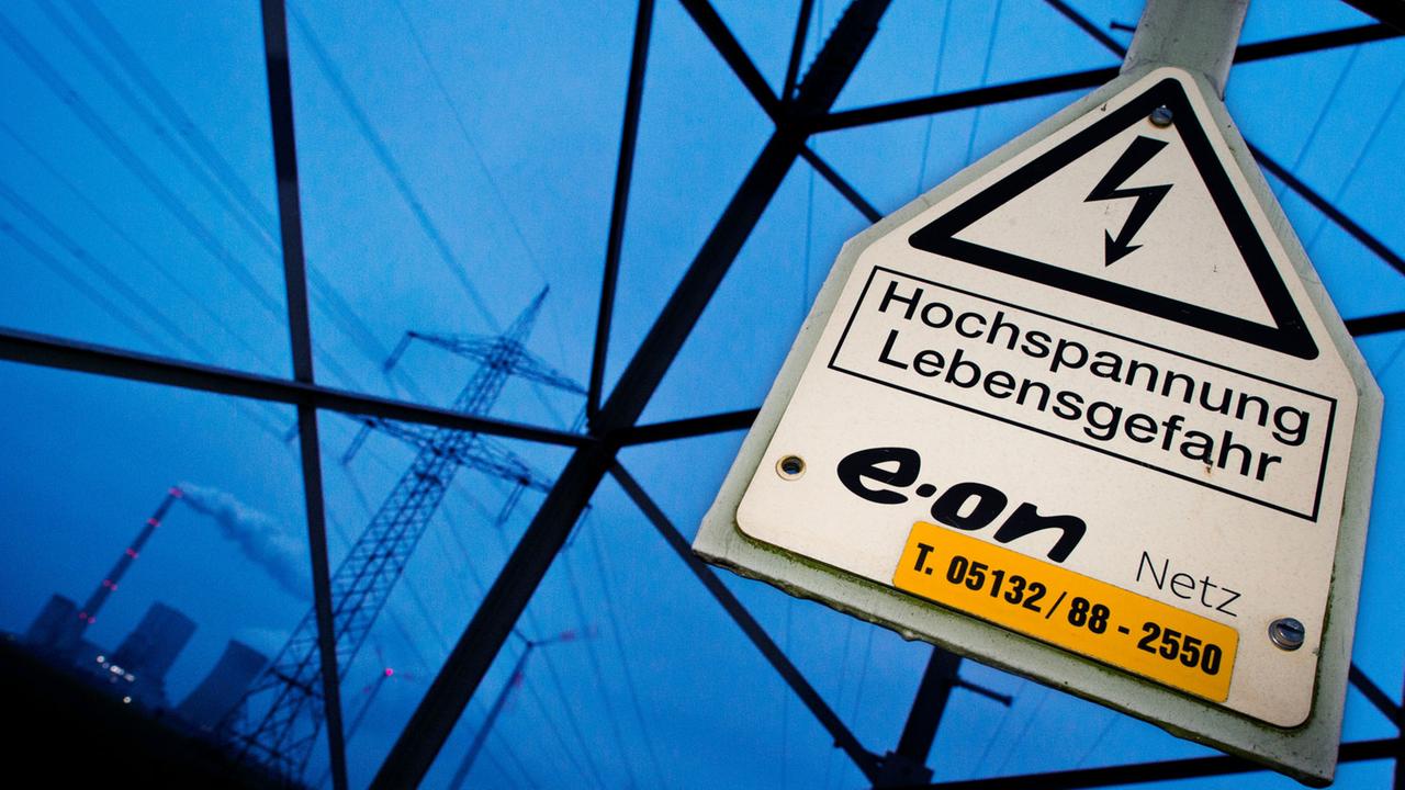 Ein Schild "Hochspannung Lebensgefahr" mit dem Schriftzug von Eon Netz am Kohlekraftwerk Mehrum in Hohenhameln im Landkreis Peine (Niedersachsen). Ein Schild "Hochspannung Lebensgefahr" mit dem Schriftzug von Eon Netz am Kohlekraftwerk Mehrum in Hohenhameln im Landkreis Peine (Niedersachsen).