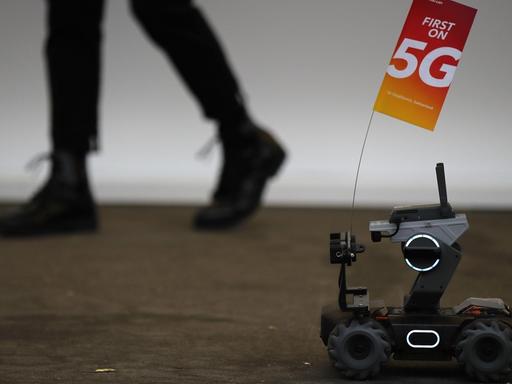 Eine 5G-Flagge, die von einem kleinen Fahrzeug-Roboter getragen wird, ist auf dem 10. Global Mobile Broadband-Forum abgebildet, das Huawei am 15. Oktober 2019 in Zürich veranstaltet.