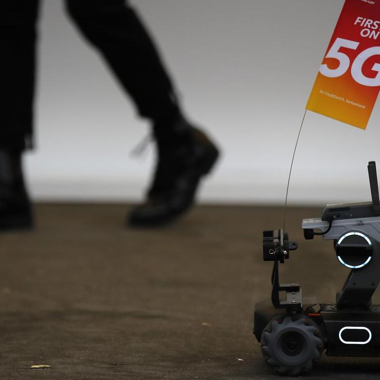 Eine 5G-Flagge, die von einem kleinen Fahrzeug-Roboter getragen wird, ist auf dem 10. Global Mobile Broadband-Forum abgebildet, das Huawei am 15. Oktober 2019 in Zürich veranstaltet.