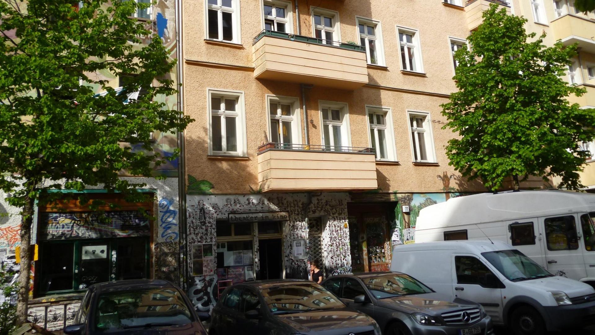 Außenfront eines Mehrfamilienhauses in Berlin-Friedrichshain Außenfront eines Mehrfamilienhauses in Berlin-Friedrichshain