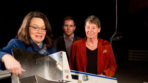 SPD-Generalsekretärin Andrea Nahles und Schatzmeisterin Barbara Hendricks präsentieren die Hochleistungsschlitzmaschine in Berlin.