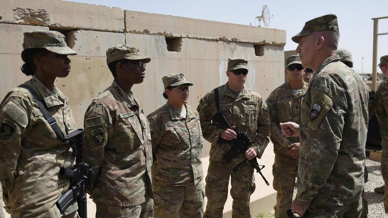 US-Kommandeur John Nicholson (rechts) im Gespräch mit US-Soldaten in der afghanischen Provinz Helmand US-Kommandeur John Nicholson (rechts) im Gespräch mit US-Soldaten in der afghanischen Provinz Helmand