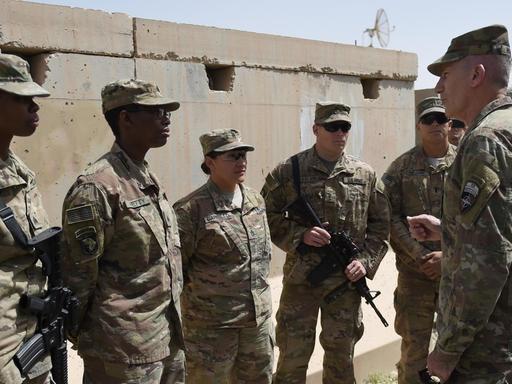 US-Kommandeur John Nicholson (rechts) im Gespräch mit US-Soldaten in der afghanischen Provinz Helmand