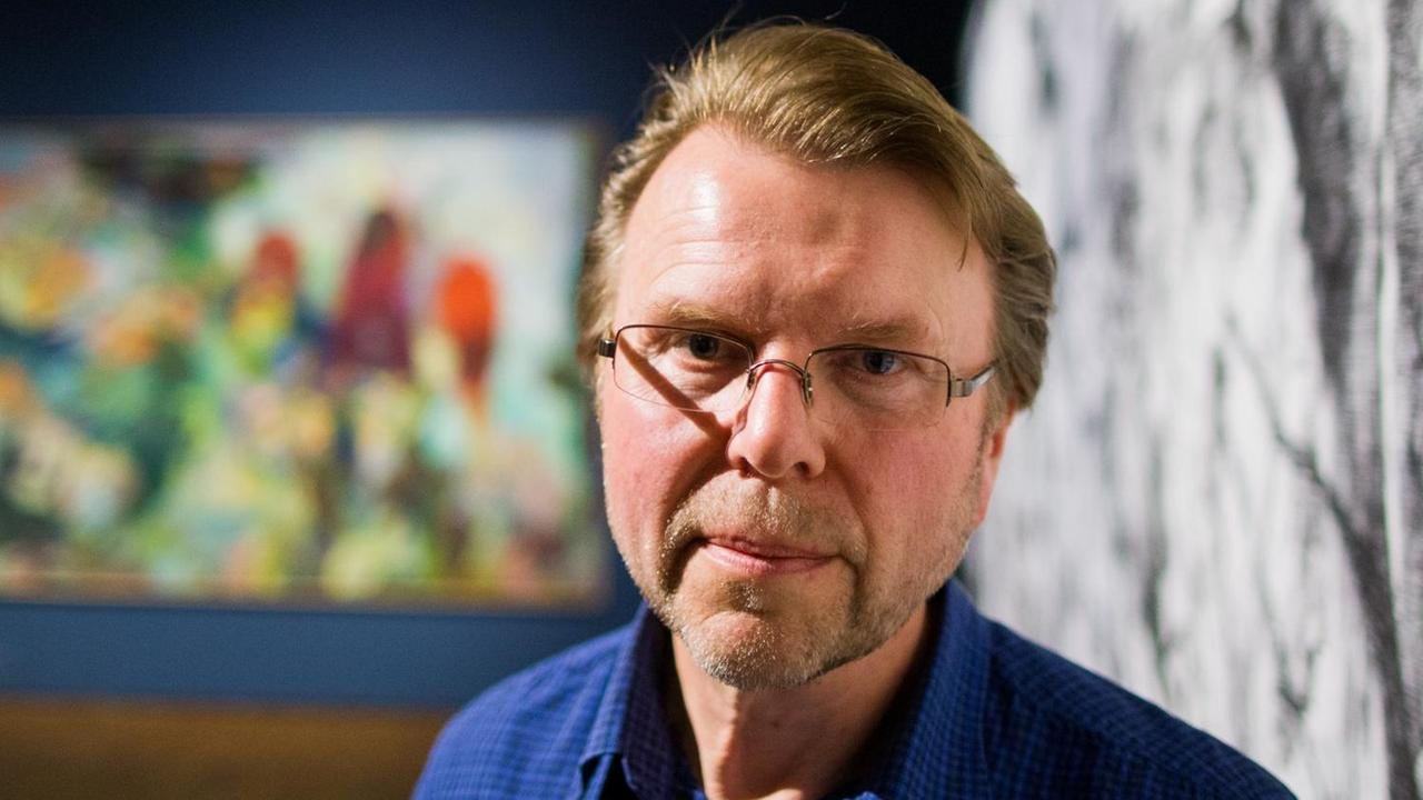 Die Portraitaufnahme zeigt Stephan Diederich, der in die Kamera blickt. Die Portraitaufnahme zeigt Stephan Diederich, der in die Kamera blickt.