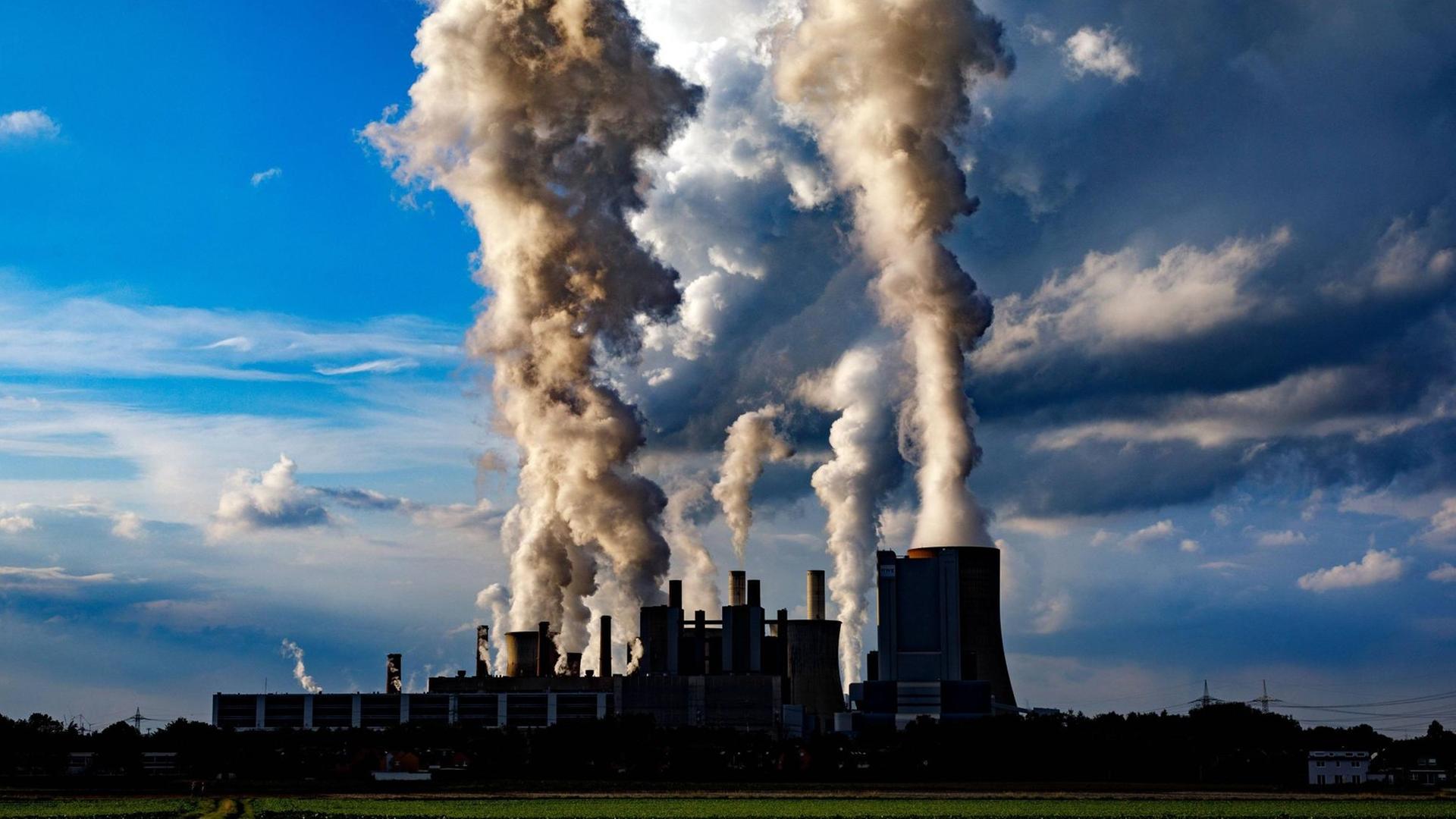 Das Kraftwerk Niederaußem von der RWE Power Das Kraftwerk Niederaußem von der RWE Power