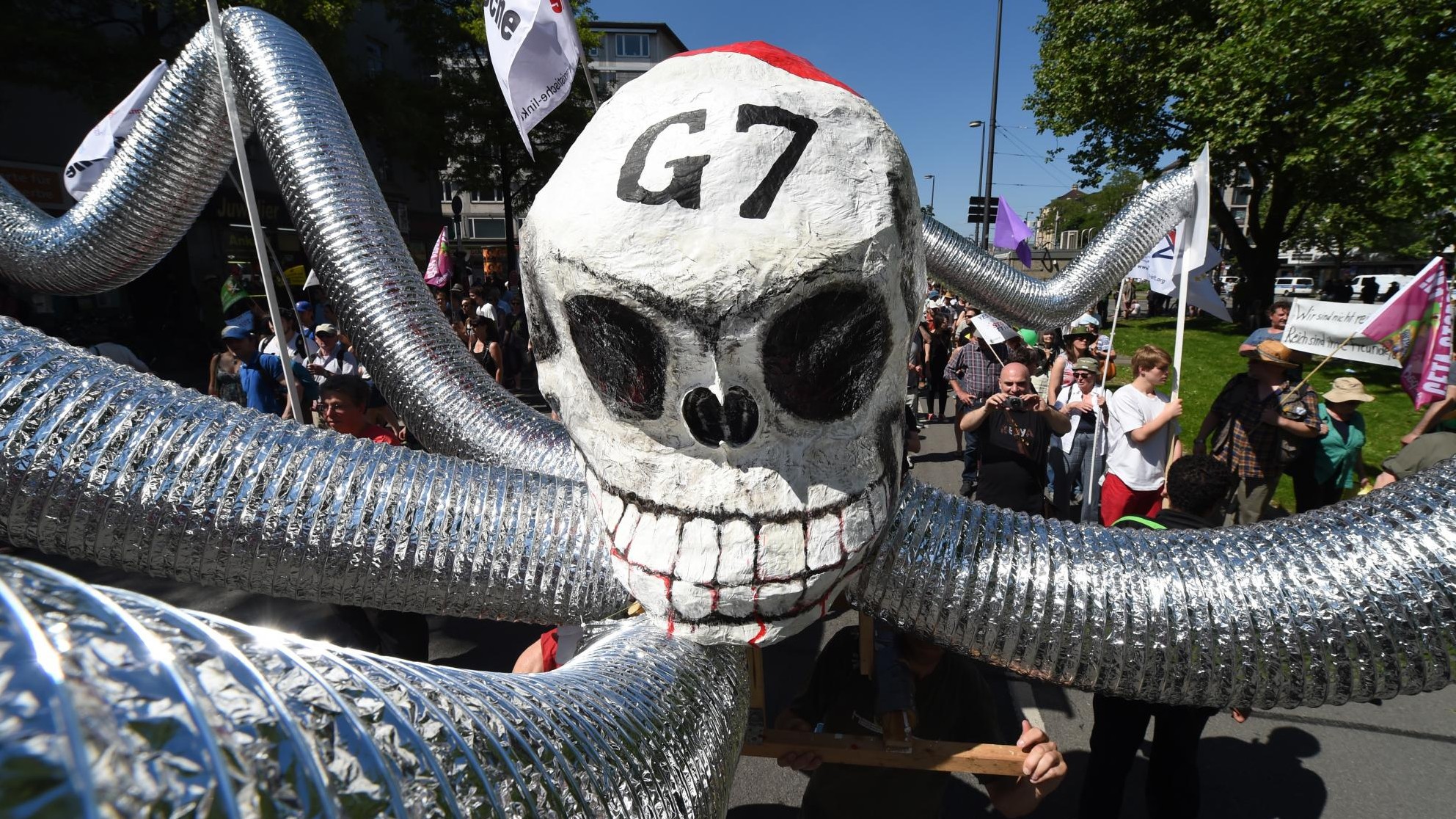 G7 protests – climate protectors block Finance Ministry in Berlin