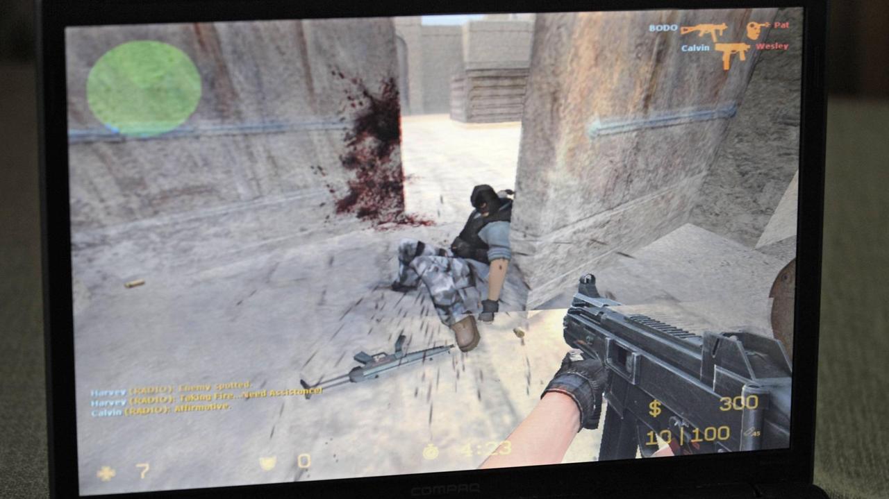 Ein Jugendlicher spielt am Laptop Counterstrike, auf dem Bildschirm ist ein getöteter Feind zu sehen.
Ein Jugendlicher spielt am Laptop Counterstrike, auf dem Bildschirm ist ein getöteter Feind zu sehen.