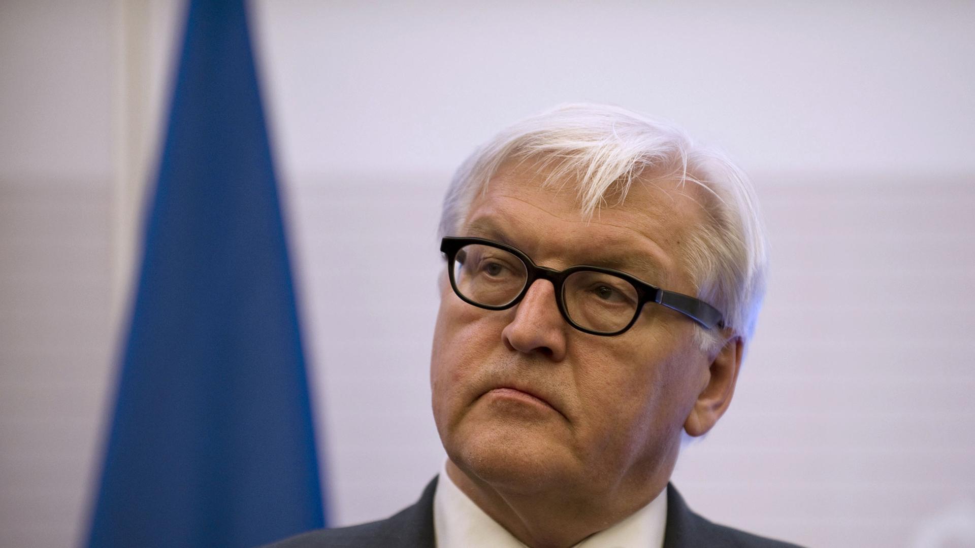 Frank-Walter Steinmeier bei einer Pressekonferenz vor einer blauen Flagge Frank-Walter Steinmeier bei einer Pressekonferenz vor einer blauen Flagge