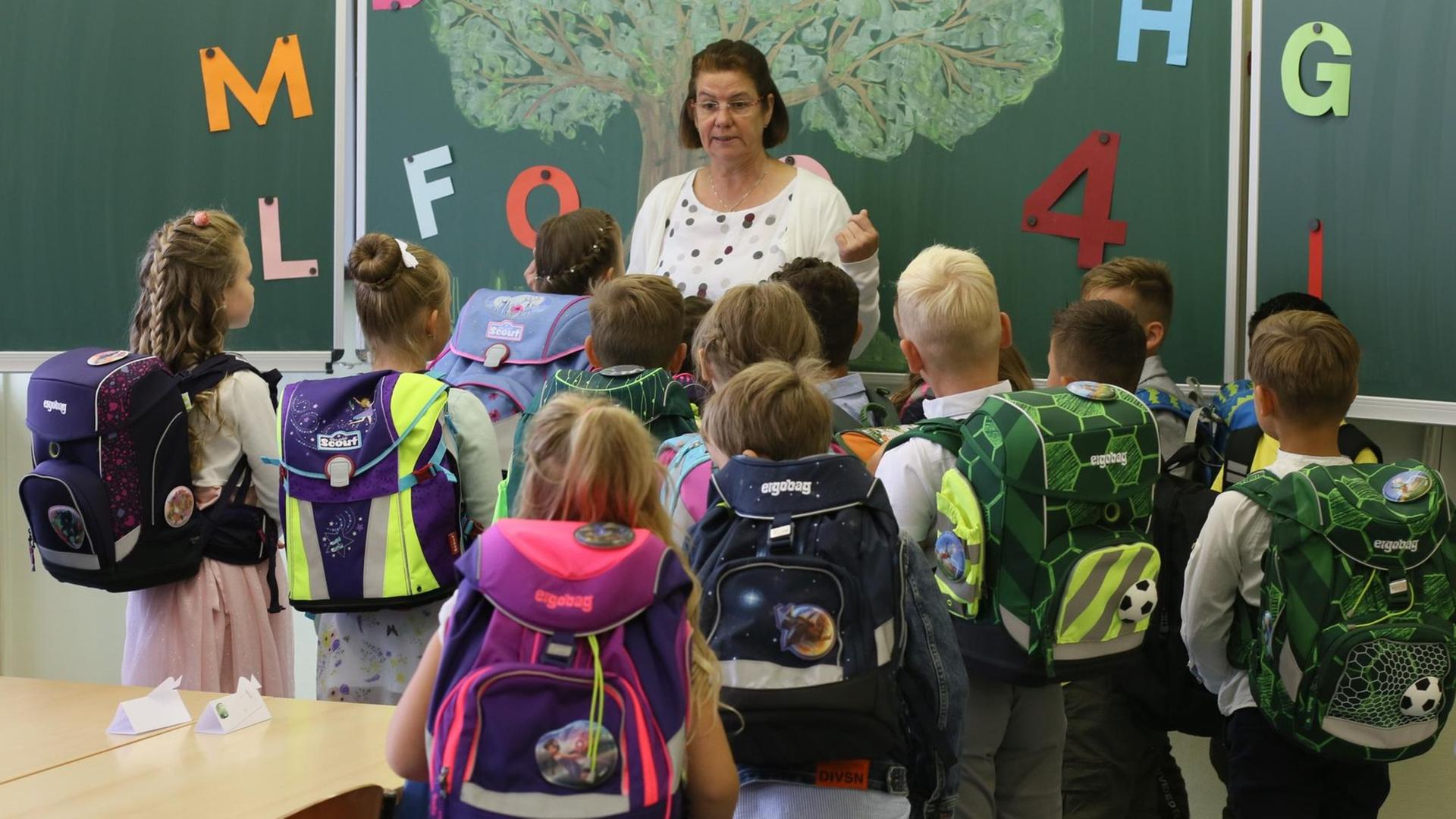 Eine Gruppe Kinder in einem Klassen-Raum. Eine Gruppe Kinder in einem Klassen-Raum.